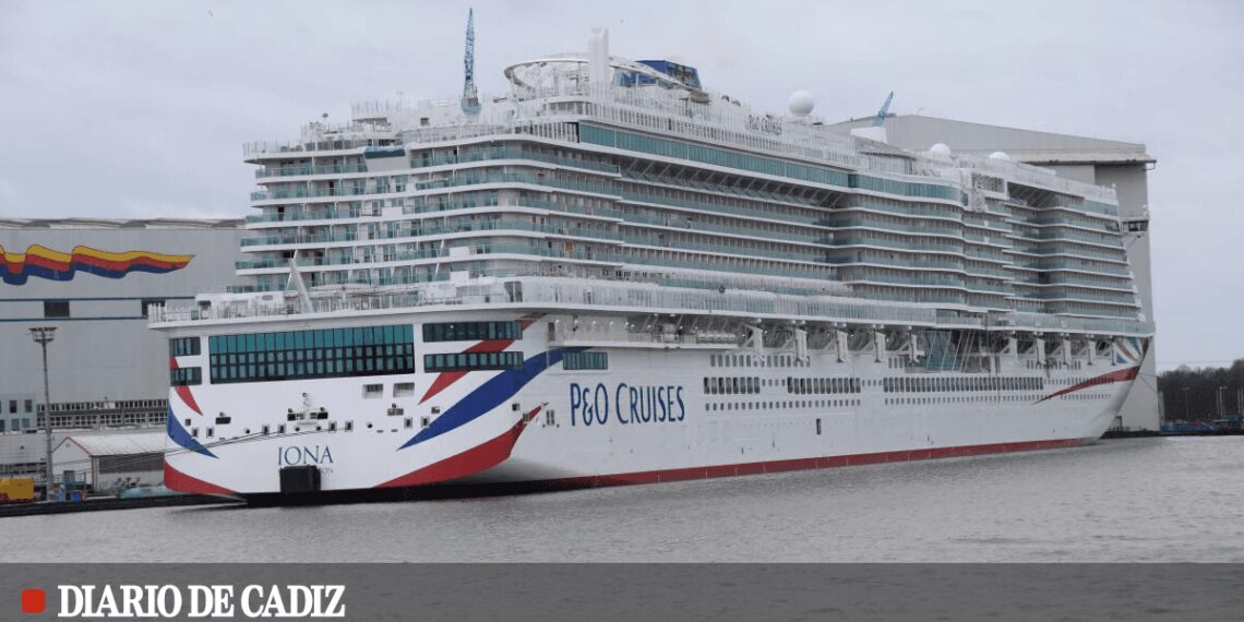 El crucero ‘Iona’ vuelve a Cádiz tras un incendio y una operación de rescate