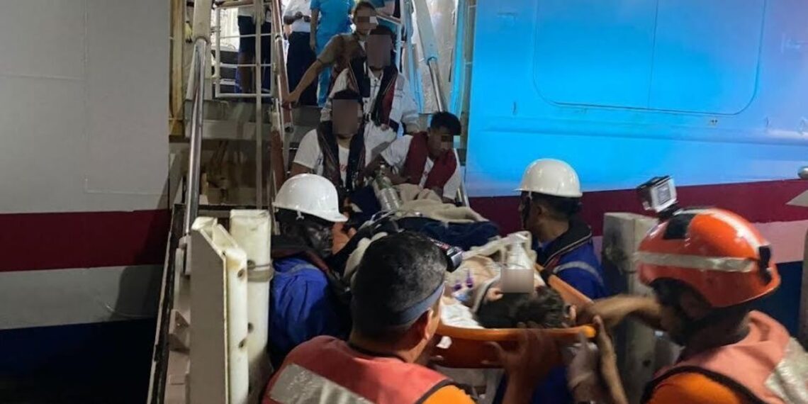 Isla Mujeres: Rescatan a joven con problemas de salud en un crucero