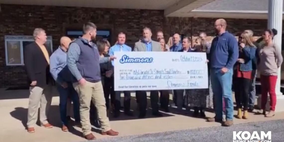 Simmons Foods donates $10,000 to McDonald Co. School for food pantries | Family
