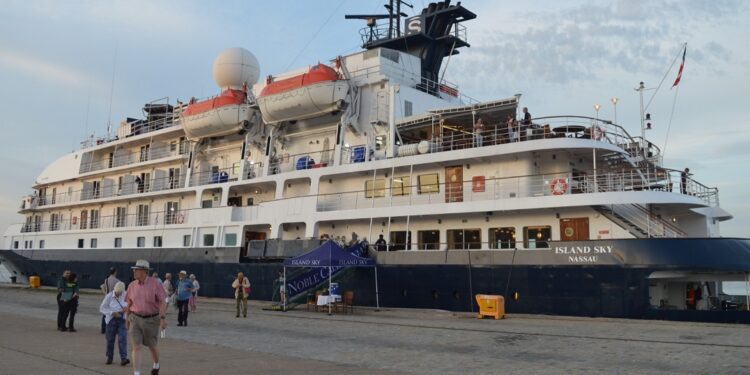 Llega a Huelva el crucero de lujo Island Sky con 93 pasajeros