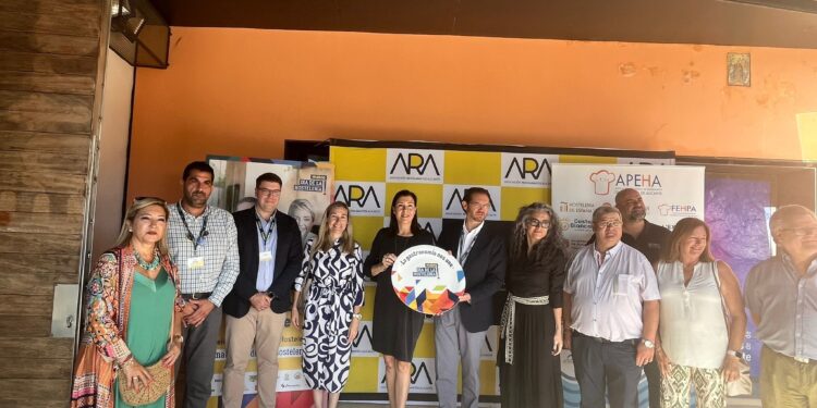 La secretaria autonómica de Turismo destaca que la hostelería es un pilar fundamental de la industria turística de la Comunitat Valenciana