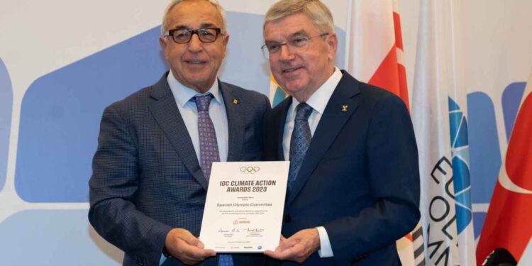 Thomas Bach entrega a Alejandro Blanco el Premio Acción Climática x Viajes Sostenibles