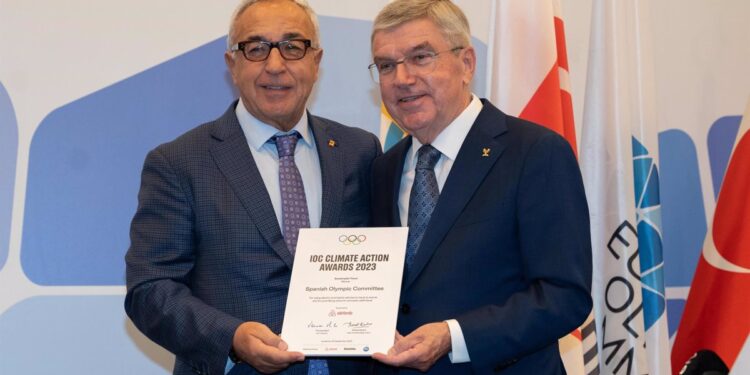 Thomas Bach entrega a Alejandro Blanco el Premio Acción Climática x Viajes Sostenibles