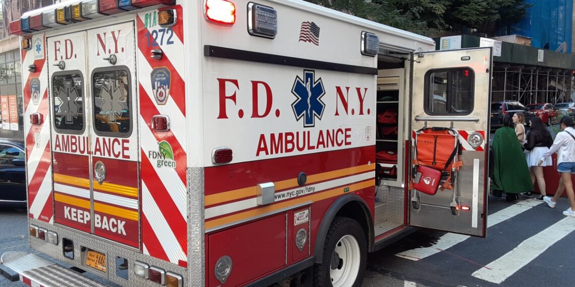 3 heridos en ataque a botellazos frente a supermercado Whole Foods y en el Metro de Nueva York