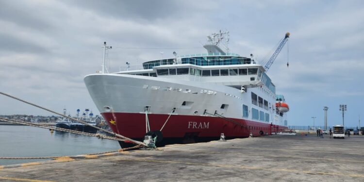 Crucero de Hurtigruten recala al puerto ecuatoriano de Manta