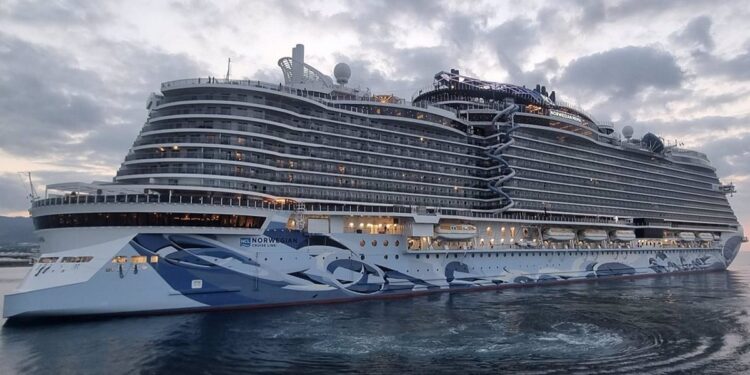 Granada.- Puertos.- Turismo.- Un nuevo crucero de gran capacidad llega al Puerto de Motril con más de 3.000 pasajeros