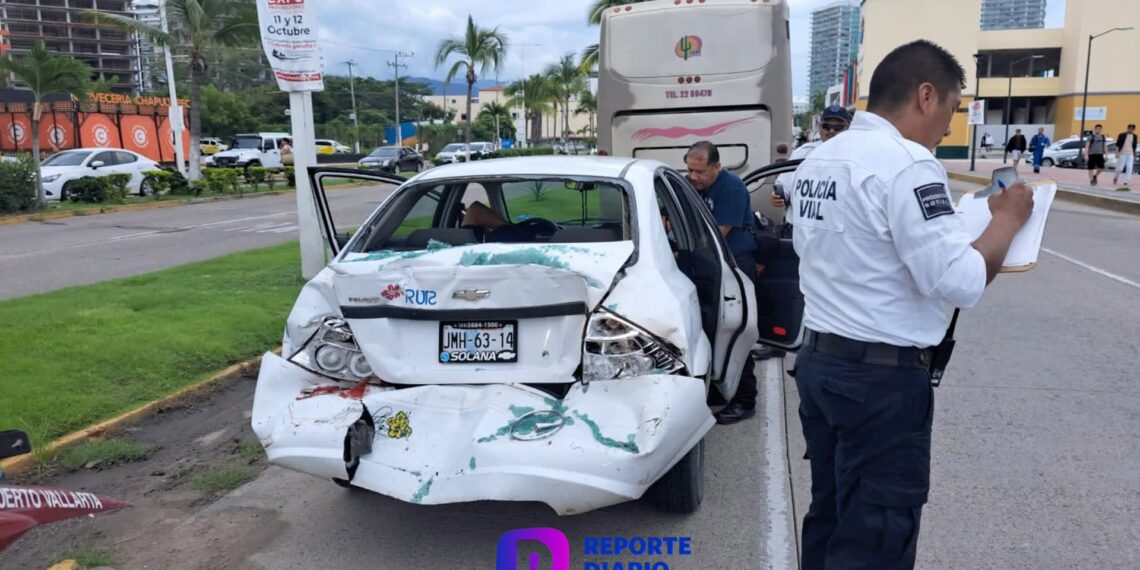 Fuerte Choque en Crucero del Pitillal: Tres Personas Resultan con Lesiones Leves