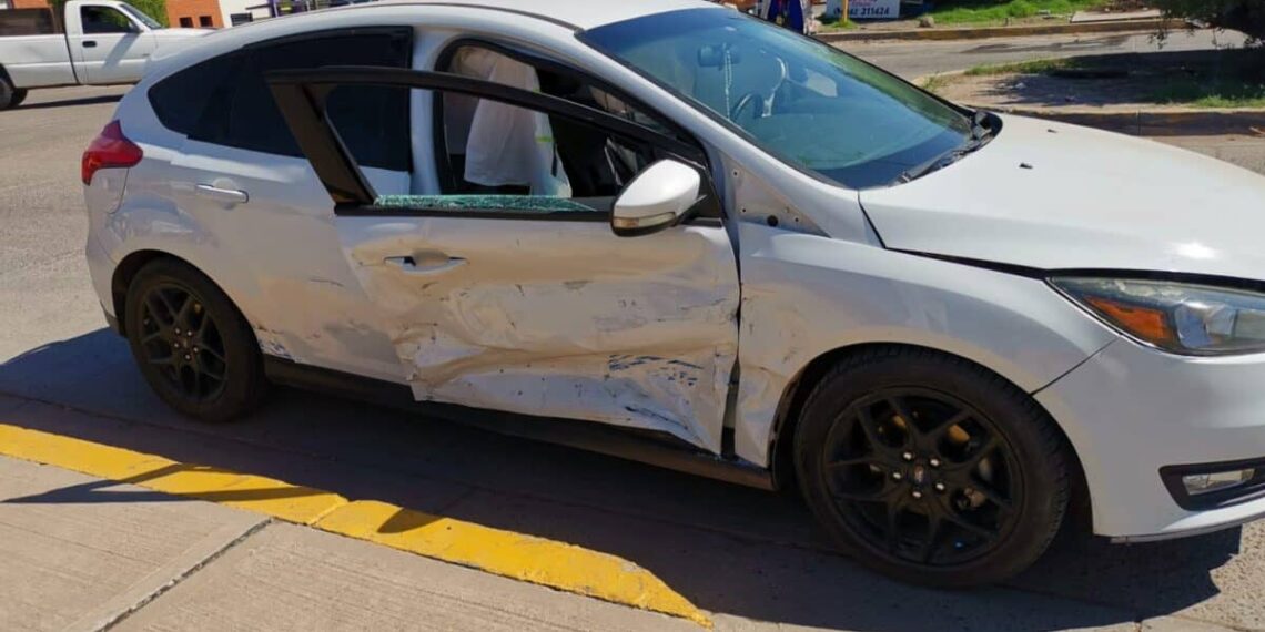 Por no hacer alto: choque en transitado crucero de Los Mochis deja a tres personas lesionadas