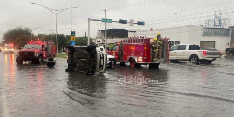 Anuncian el cierre de cruceros que presentan acumulación de agua en Torreón