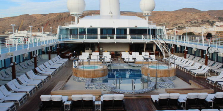 Almería recibe por primera vez el crucero de lujo MS Náutica con casi mil pasajeros a bordo - Almería