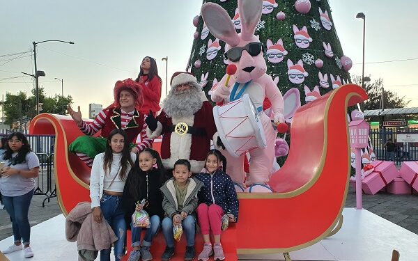 El tradicional Árbol de Navidad, baile, música y Santa Claus se hacen presentes en el Tren Suburbano