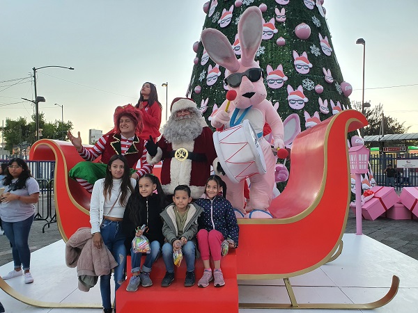 El tradicional Árbol de Navidad, baile, música y Santa Claus se hacen presentes en el Tren Suburbano