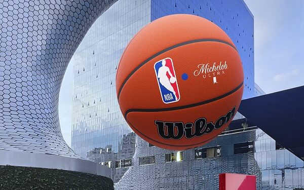 ¡Invade la CDMX Michelob Ultra con balones gigantes!