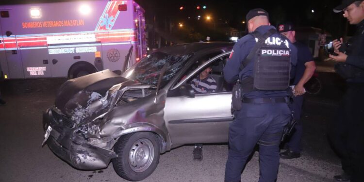 Se impacta motociclista contra auto en el crucero de Urías en Mazatlán