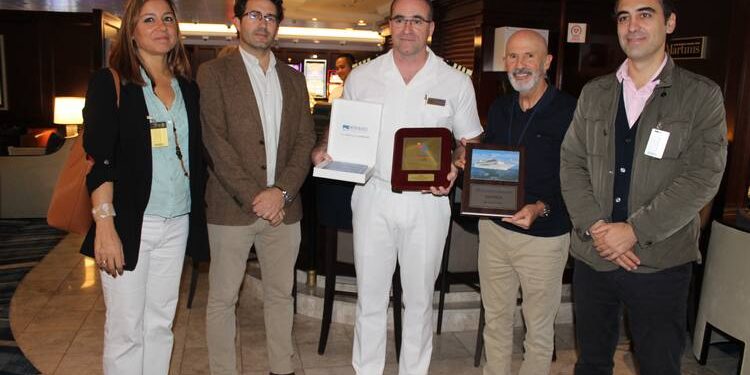 Almería recibe por primera vez el crucero de lujo MS Náutica con casi mil pasajeros a bordo - Almeria Noticias