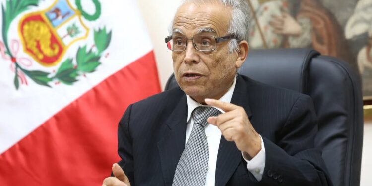 Aníbal Torres felicita a Dina Boluarte por “éxitos” en viajes al extranjero, pero afirma que gobierna Fuerza Popular