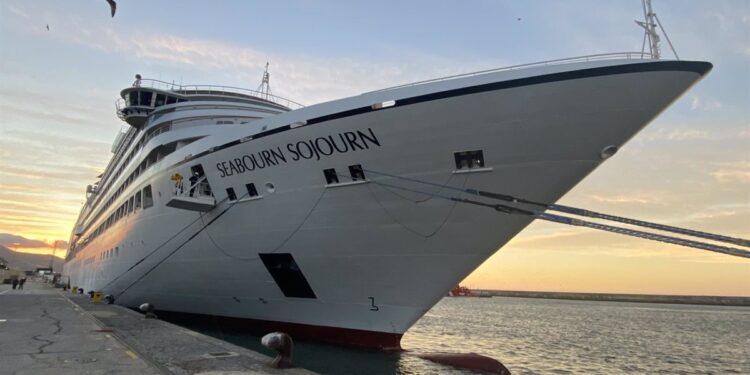 Llega al Puerto de Motril (Granada) el Seabourn Sojourn, el cuarto crucero previsto esta semana
