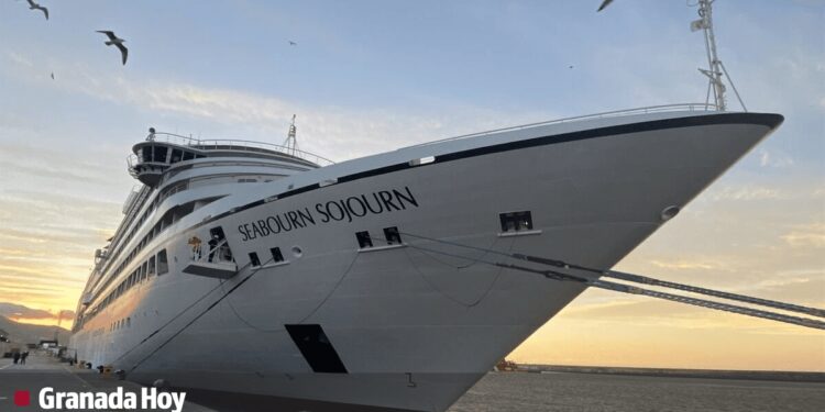 Llega al Puerto de Motril el Seabourn Sojourn, el cuarto crucero previsto esta semana