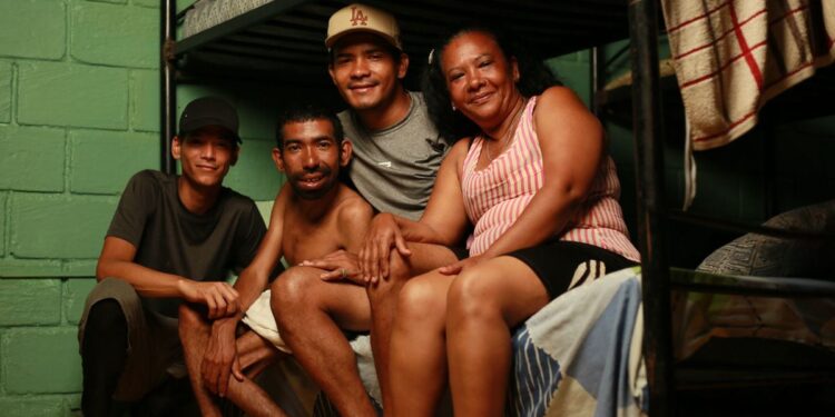 Cruzar la selva del Darién con un hermano con parálisis cerebral a hombros con la esperanza de darle una vida mejor | Planeta Futuro