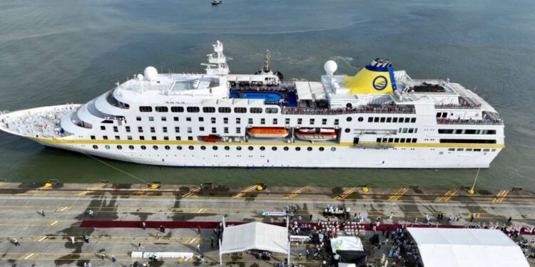 Buenaventura recibe su primer crucero con 400 turistas extranjeros abordo
