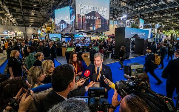 El presidente de Canarias, Fernando Clavijo atiende a los medios de comunicación en la World Travel Market de Londres