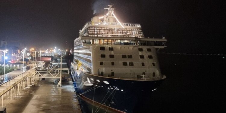 Pánico en un crucero al quedar atrapado en medio de una tormenta durante 15 horas
