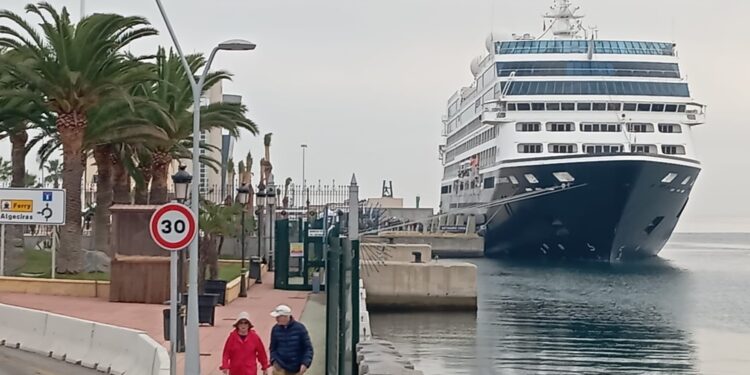 Ceuta cierra la temporada de cruceros con uno de lujo
