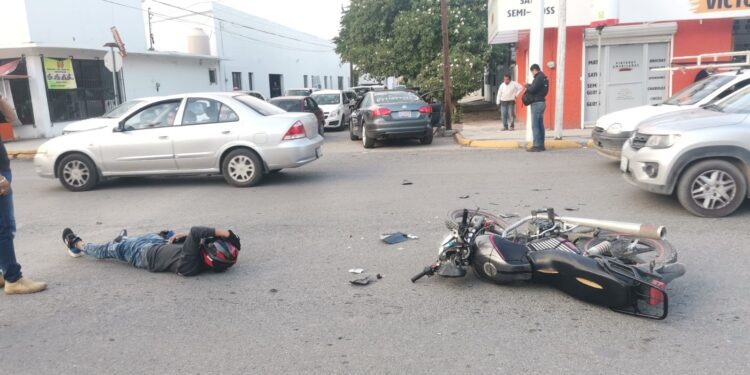 Automovilista ebrio embiste a motociclista en el crucero 6 y Berriozábal