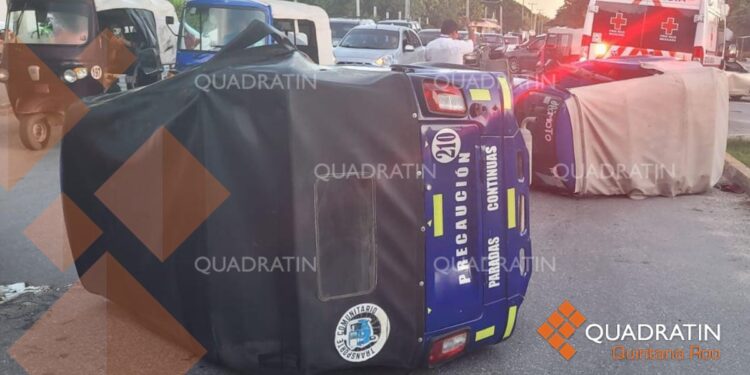 Vuelcan 2 vehículos de transporte público tras impactar en crucero