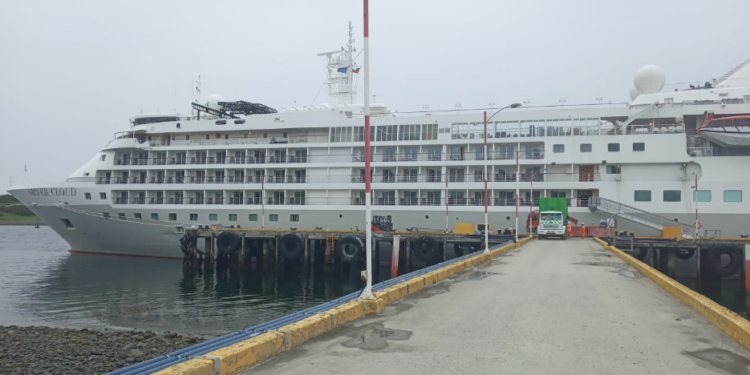 Crucero de Silversea realiza escala en Puerto Williams