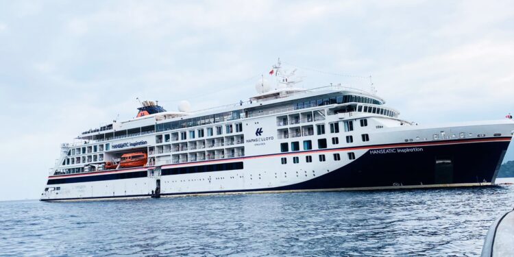 Crucero arriba a Caldera para visitar destinos turísticos