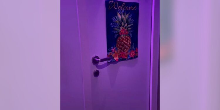 Iba en un crucero y encontró un código secreto swinger en la puerta de un camarote