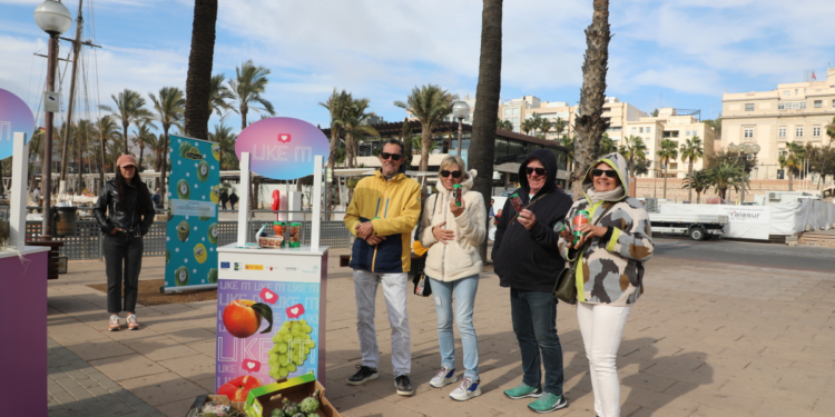 Promoción y reparto de fruta de hueso de la Región a los turistas llegados en crucero al Puerto de Cartagena