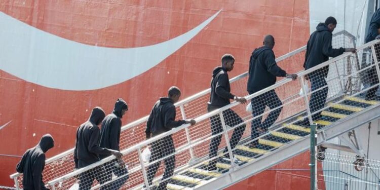 Interior empieza a devolver en avión migrantes llegados a Canarias