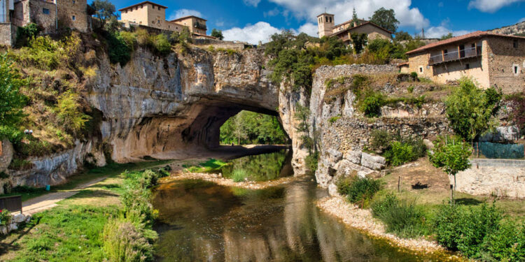 El pueblo de Burgos en equilibrio sobre un puente de roca divino