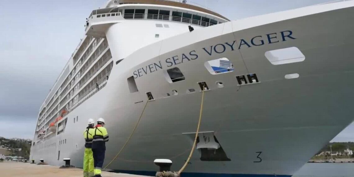 El 'Seven Seas Voyager' cierra la temporada de cruceros en el Puerto de Mahón