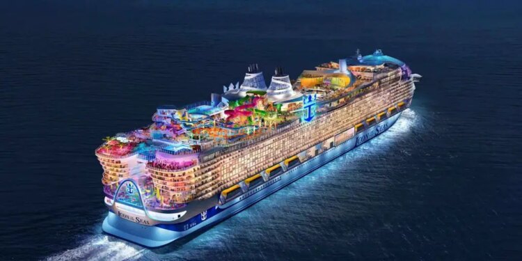 El crucero más grande del mundo desembarca en el puerto de Cádiz