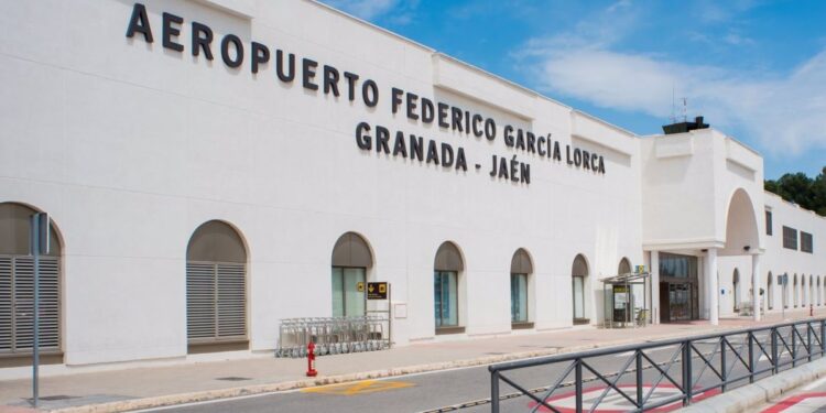 Los hosteleros celebran que las aerolíneas se citen en Granada para pedirles más conexiones