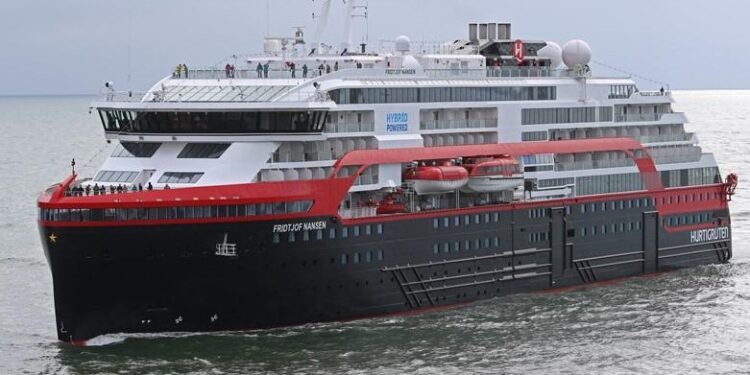 Crucero de Hurtigruten realiza escala en Puerto Natales
