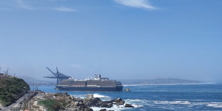 Holland America Line programa viajes desde Puerto de San Antonio para temporada 2025-2026