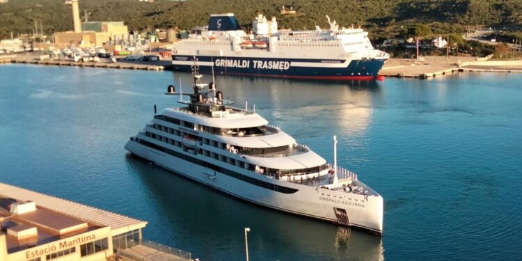 El 'Emerald Azzura', un nuevo crucero de lujo que visita el puerto de Maó