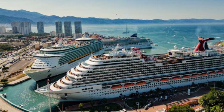 Anclan 142 cruceros a 456 mil turistas en Vallarta