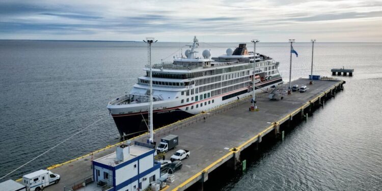 El buque Hanseatic Spirit llegó a Puerto Madryn