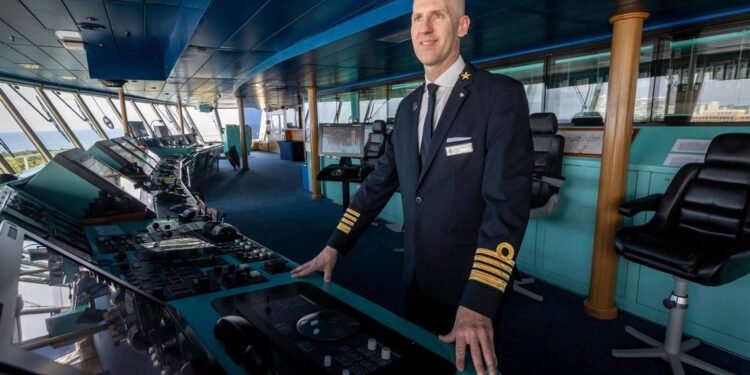 El capitán de Holland America Zuiderdam en el puente del barco mientras los pasajeros suben a bordo el 10 de octubre de 2023 en Port Everglades en Fort Lauderdale para partir en la primera etapa de un crucero por el mundo.