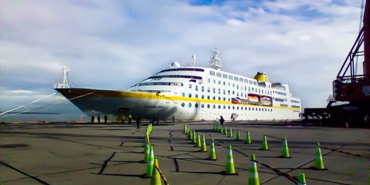 Crucero con turistas arriba a puerto Santo Tomás de Castilla