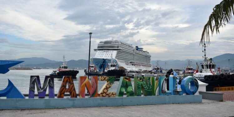 Crucero _Norwegian Bliss_ arribó al puerto de Manzanillo con casi 5,500 personas