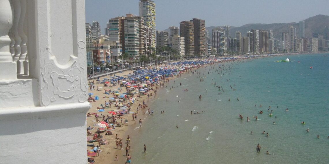 Los británicos mantienen a España como primera opción para viajar en el próximo año, según ABTA