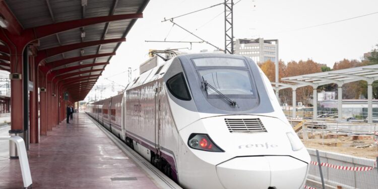 Los cuatro regalos de Renfe a todos los pasajeros del primer ave Madrid-Asturias