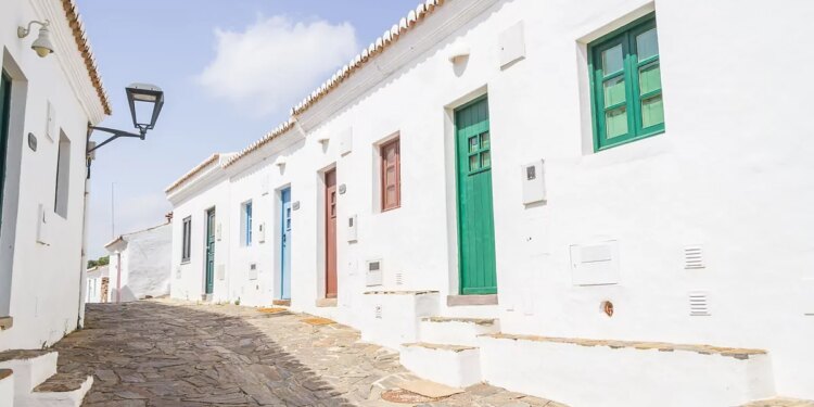 Pueblos fantasma convertidos en hotel, el invento italiano que triunfa en media Europa