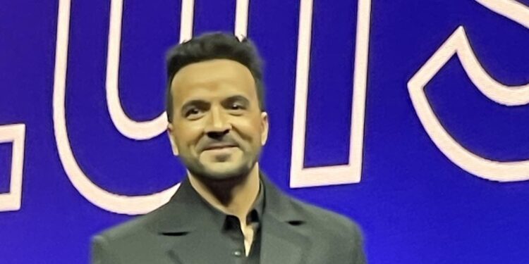 Luis Fonsi bautiza el Norwegian Viva y Puerto Rico se convierte en la “casa” del moderno crucero